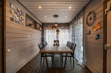 Обеденный стол из широких досок ясеня. Работы компании РСК Интерьер.